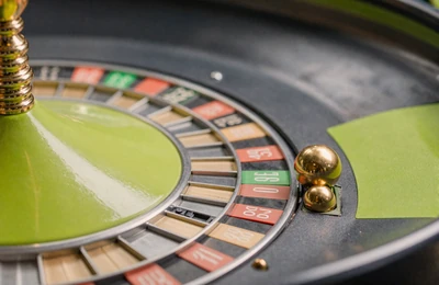 Roulette-Kessel Nahaufnahme mit goldener Kugel f&uuml;r das Roulette-Spiel im Golazzo Casino