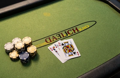 Blackjack-Tisch von oben mit lime Filz und goldenen Chips f&uuml;r Online Blackjack im Golazzo Casino