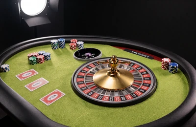 Live-Dealer Roulette-Tisch mit limefarbenem Filz und goldenem Kessel im Golazzo Live Casino