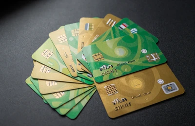 Aufgef&auml;cherte Kreditkarten in Lime und Gold als Symbol f&uuml;r Karteneinzahlungen im Golazzo Echtgeld Casino